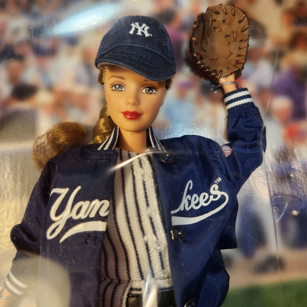 Mattel New York Yankees Barbie Collectibles 1999 MLB Edition Doll 23881 NEW - Picture 2 of 10